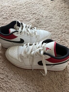 Air-inspired Kids White, Black & Red Low-Top Sneakers size 6.5Y or 8W